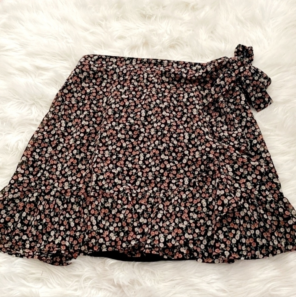 Hollister Black Micro Floral Ruffle Hem Mini Skirt Women's Medium M Side Tie EUC